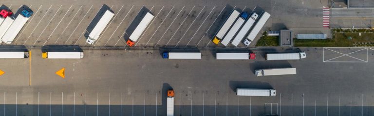 parkende LKW auf einem Werksgelände aus Vogelperspektive