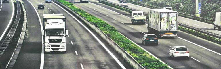 Autobahn in beide Richtungen aus Vogelperspektive